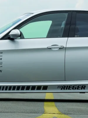 Akce Rieger boční práh mont. strana levá pro BMW řada 3 E90, E91 sedan, touring vč. faceliftu, r.v. 03/05-08/08, 08/05-08/08, 09/08-, plast ABS bez povrchové úpravy, s prolisem, s prolisem a dvěma výřezy