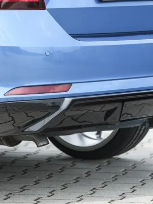 Aktuální Rieger vložka zadního nárazníku pro Škoda Rapid NH spaceback vč. faceliftu, plast ABS lakovaný do černé lesklé barvy, pro vozy s tažným zařízením